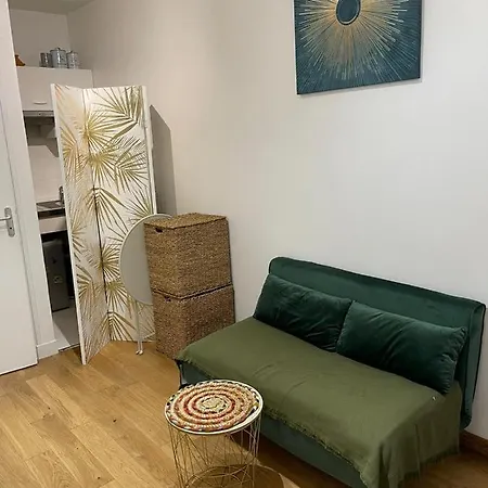 Location Studio Apartment *